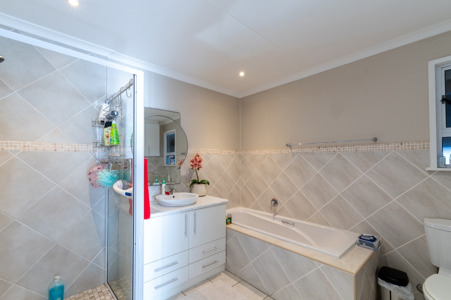 5 Bedroom Property for Sale in Outeniqua Strand Western Cape